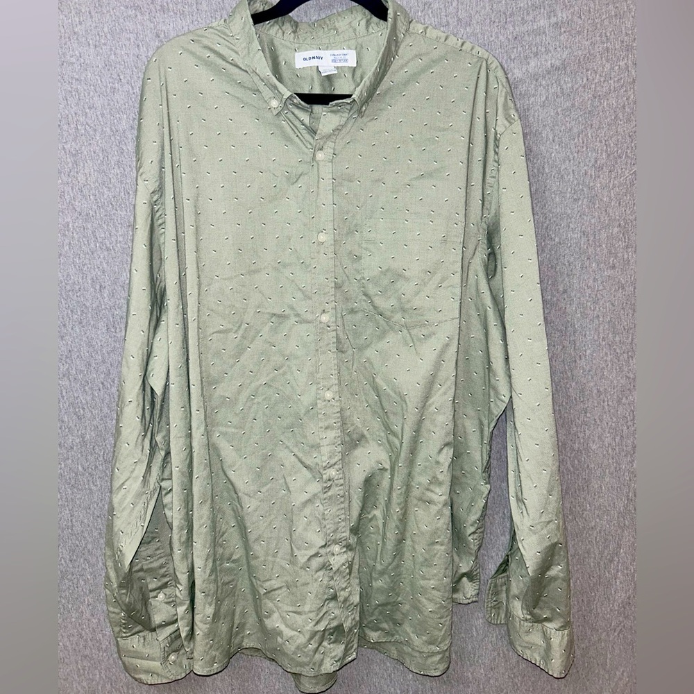 Men’s Long sleeve green button up with a black & white dash pattern